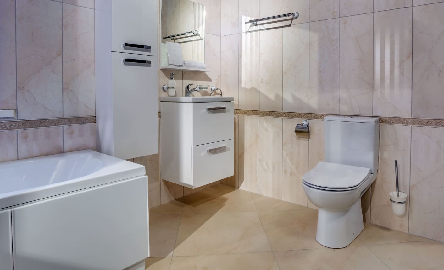 Плохо смывает унитаз: что делать?