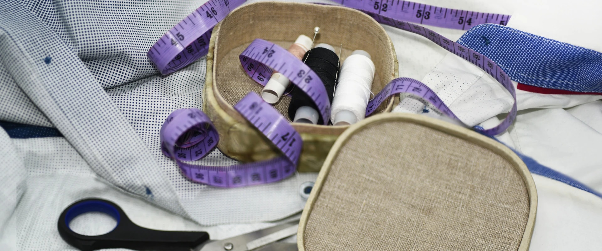 Ваш новый образ: обновите рубашку с помощью подвязываний и разрезов