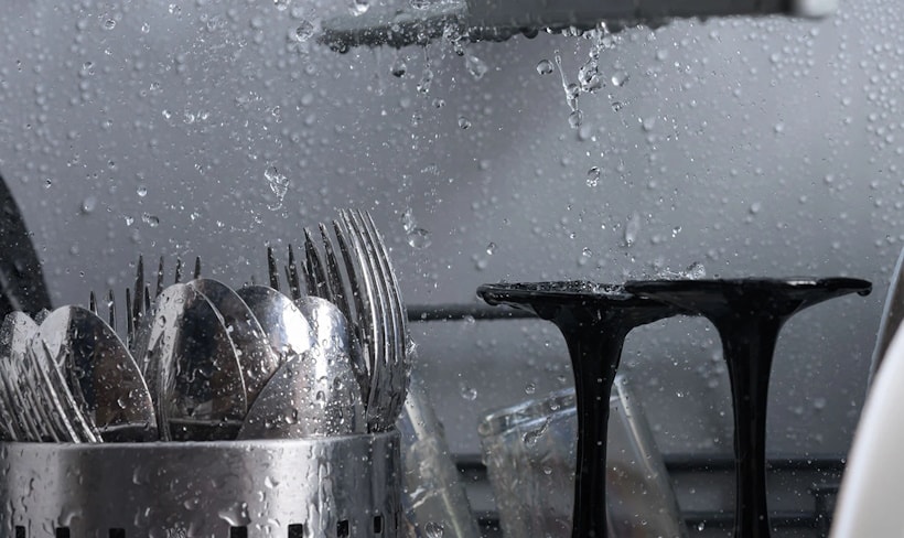 Что происходит внутри посудомоечной машины? Увидеть это нам удалось в роликах, снятых экшн-камерой!