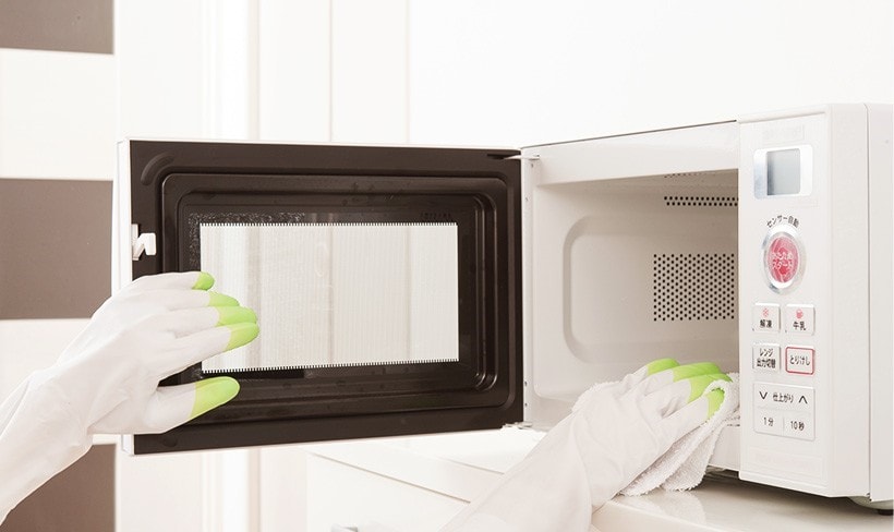 Как избавиться от жирного налета в микроволновке