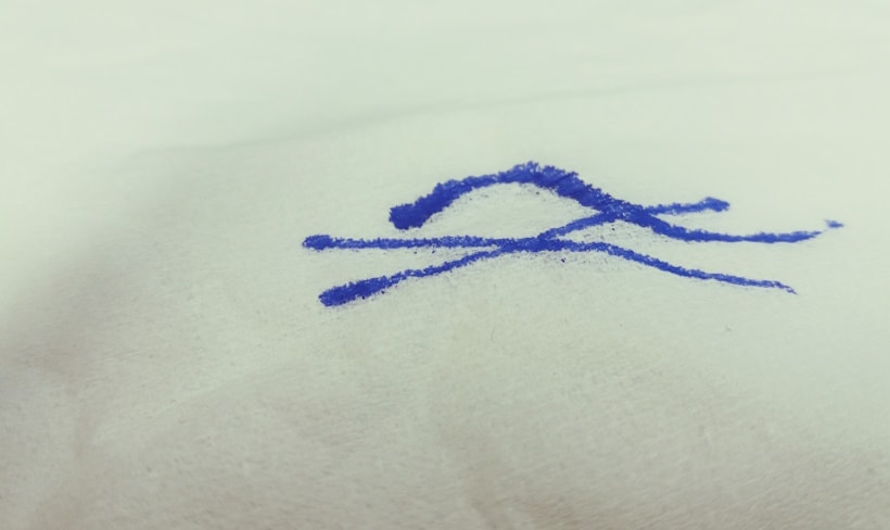 Эффективные методы удаления следов ручки с одежды: советы и рекомендации