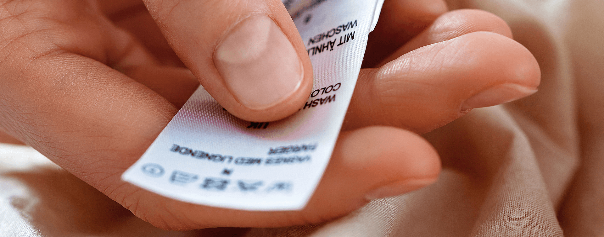 Крупный план бирки от одежды в руке