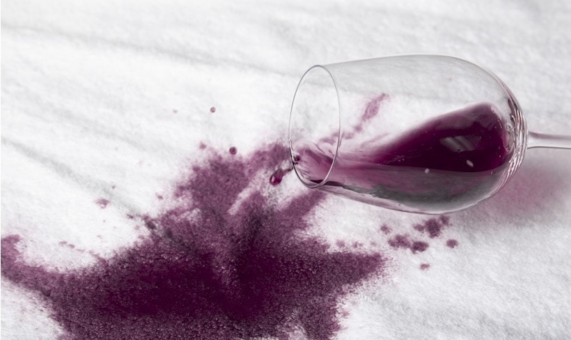 Чем вывести пятно от красного вина