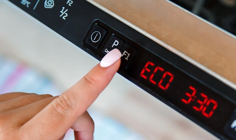 Почему для окружающей среды лучше мыть посуду в посудомоечной машине, чем руками?