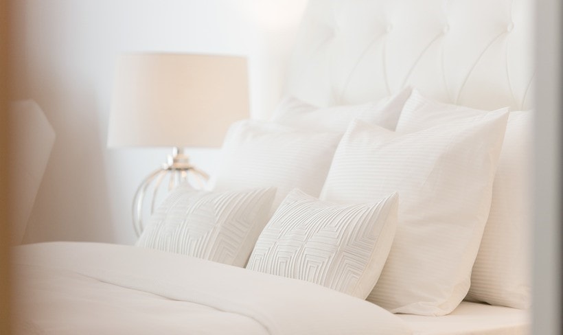 Стирка пуховых подушек и уютная постель