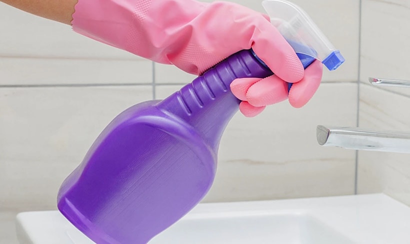 Очищение ванной комнаты от налета