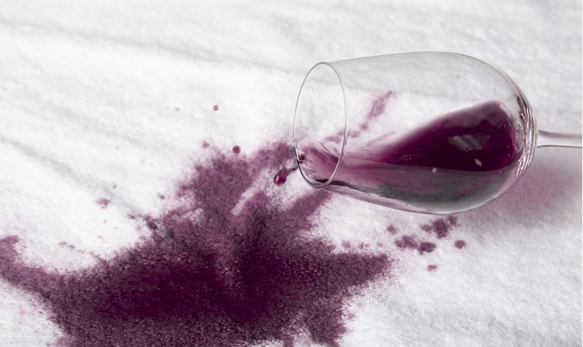 Чем вывести пятно от красного вина