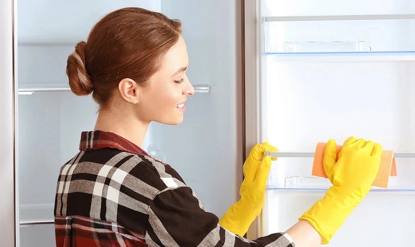 Как убрать запах из холодильника