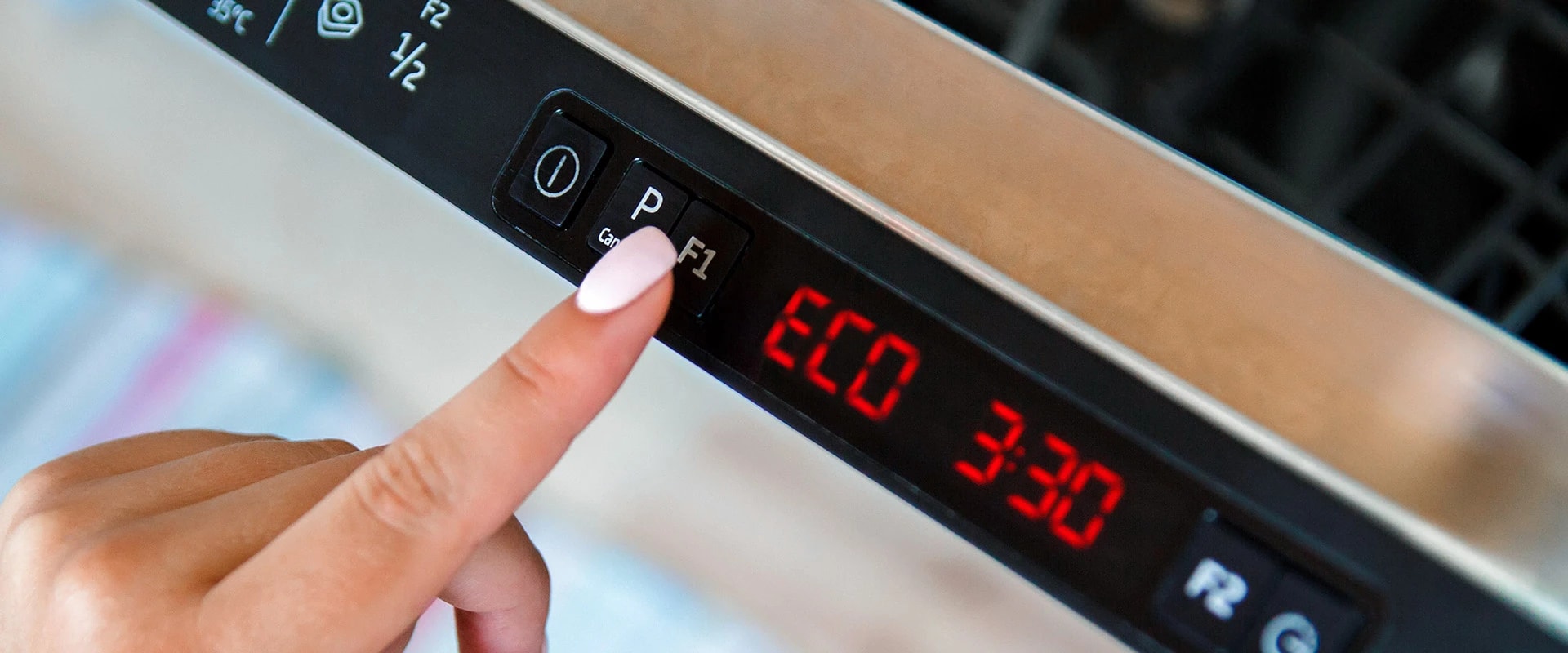 Почему для окружающей среды лучше мыть посуду в посудомоечной машине, чем руками?