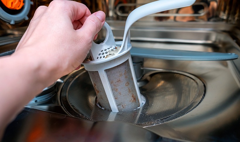 Как избавиться от неприятного запаха из посудомоечной машины 